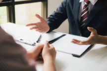 Linguagem corporal com o cliente: gestos errados