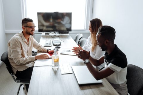 Na liderança e gestão de equipes, estabeleça comunicação e relação de confiança 