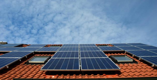 Energia solar está cada vez mai popular no Brasil, nos grandes centros e também na zona rural 